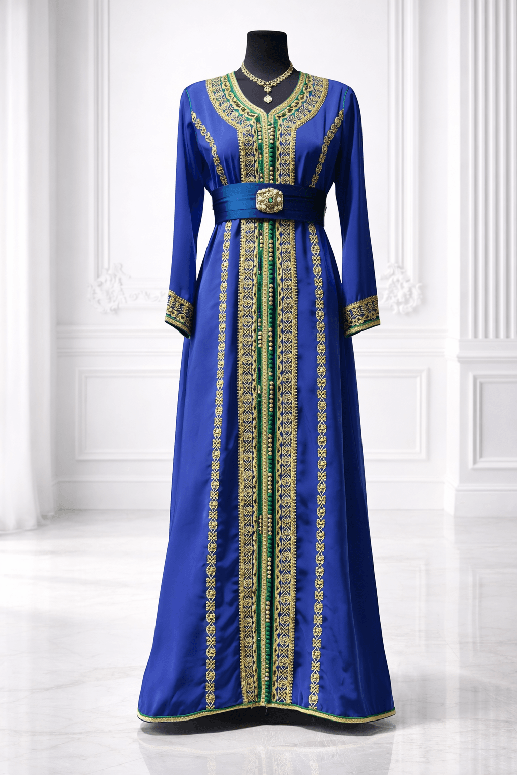 Caftan bleu avec broderies dorées